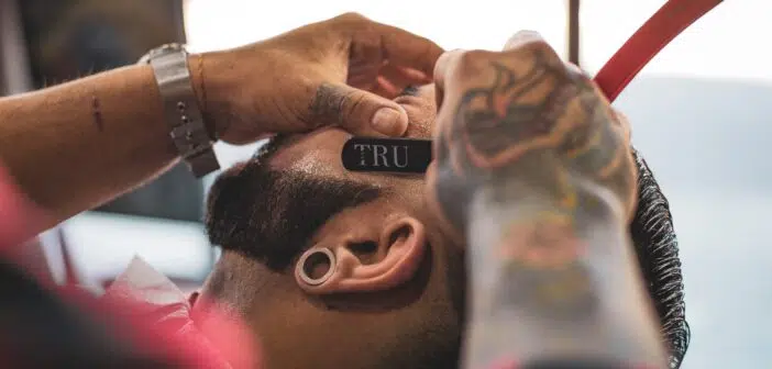 un homme chez un barbier