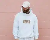 Comment porter une casquette avec style ?