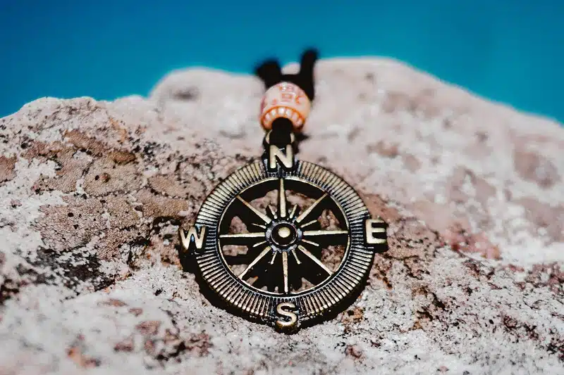 Accessoiriser sa tenue avec des bijoux en corde pour un style marin authentique