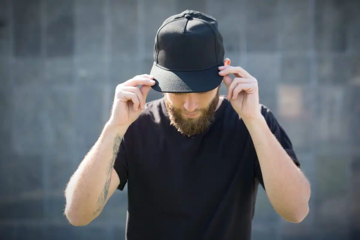 Comment choisir la casquette parfaite pour sublimer votre coiffure masculine