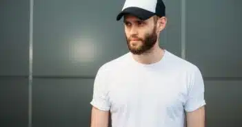 Comment choisir la casquette parfaite pour sublimer votre coiffure masculine