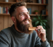 Homme barbu souriant dans un salon scandinave chaleureux